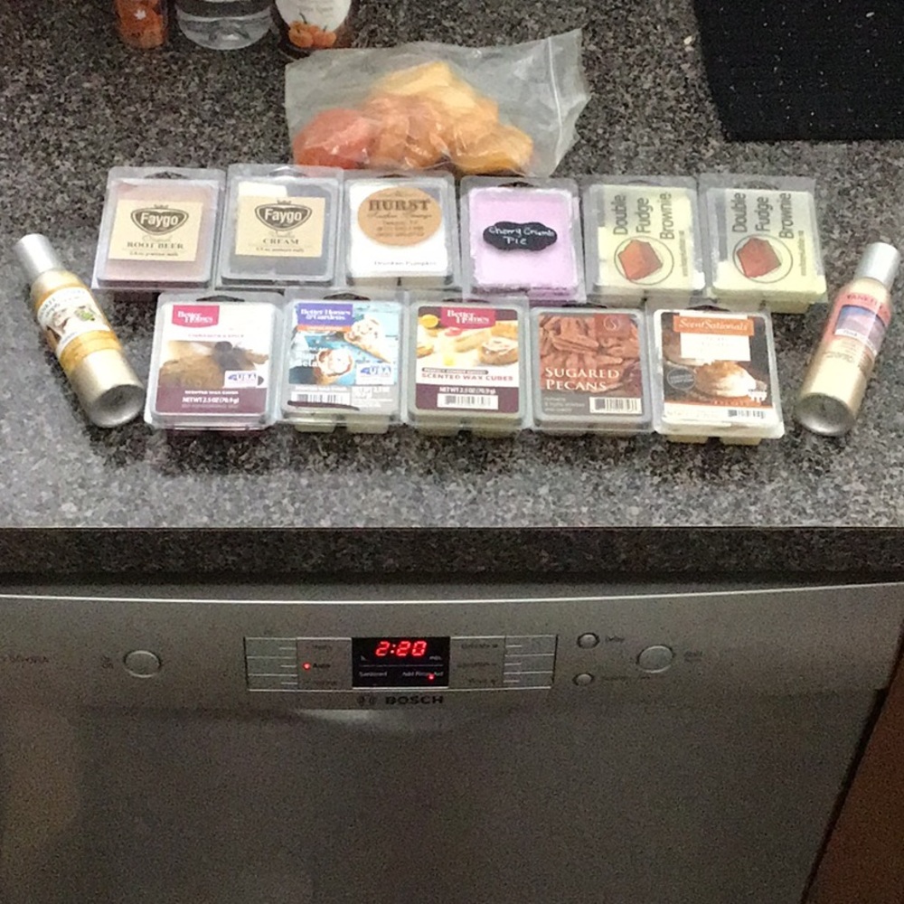 New and used wax melt lot